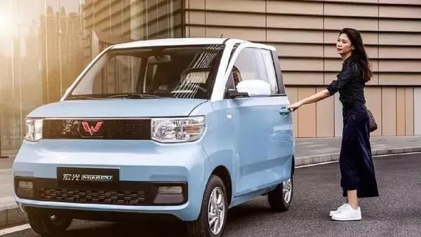 Wuling ของอินโดนีเซียได้ประกาศว่าจะขายยานพาหนะพลังงานใหม่ราคาถูกในอินโดนีเซีย.